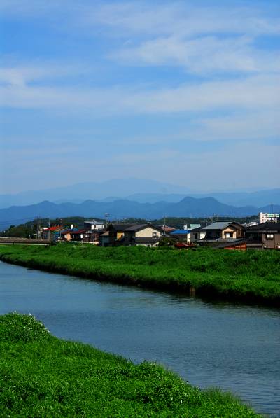 真夏の白山と鞍掛山.jpg