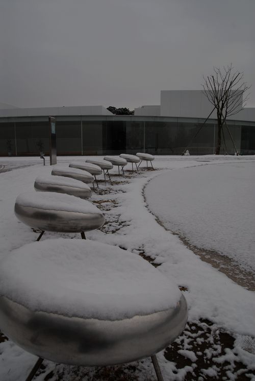 雪の金沢21世紀美術館1.jpg